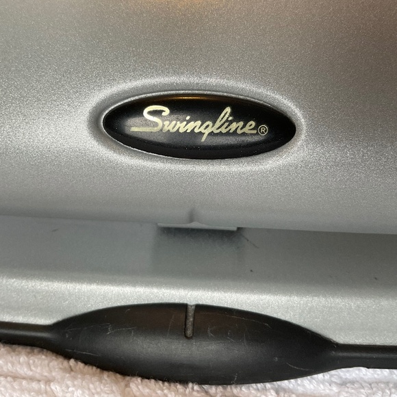 Swingline Safety 3-Hole Punch - Silver/Black - Picture 4 of 16